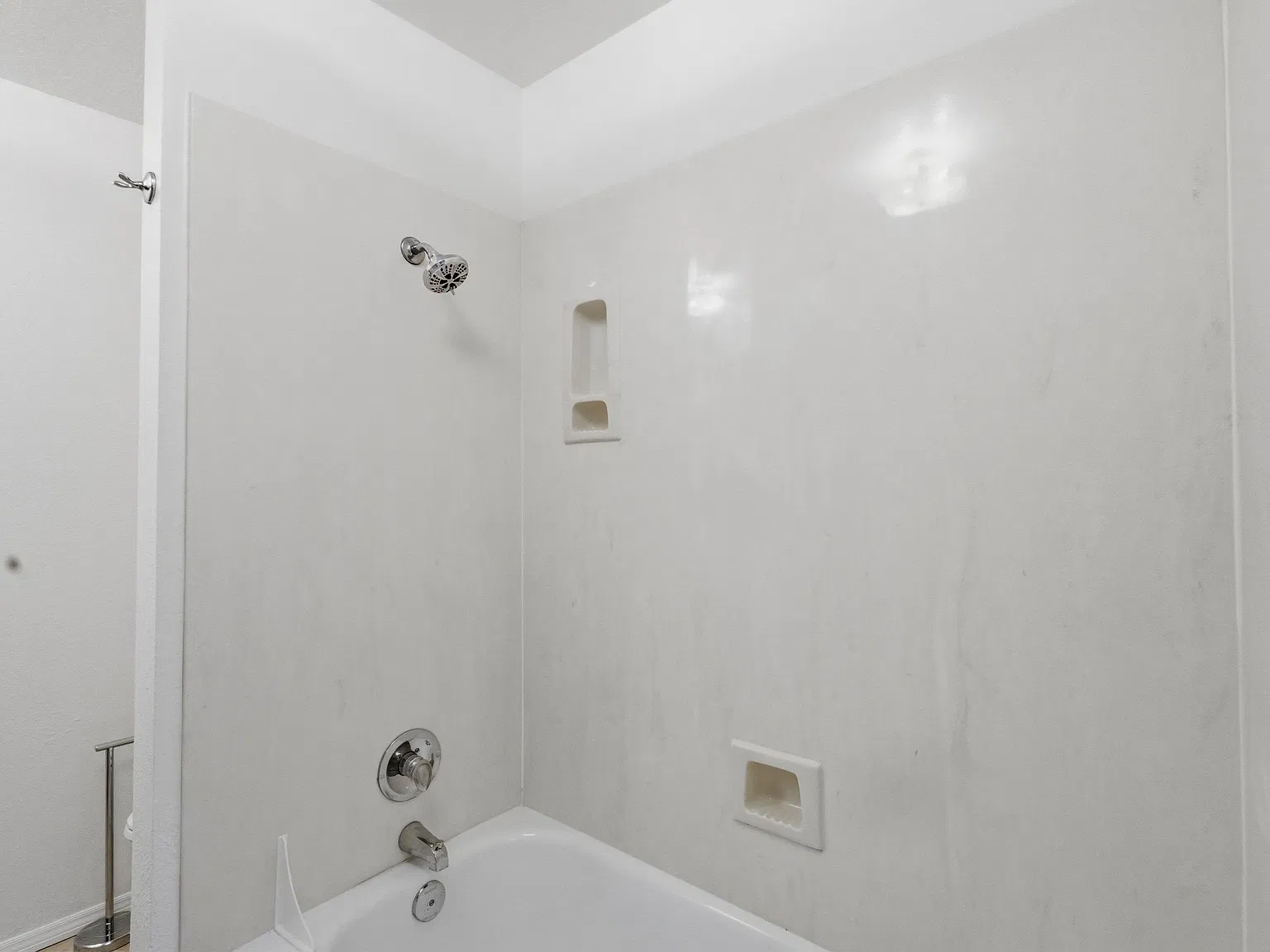 1 Bedroom, 1 Bathroom with In-Unit Washer & Dryer $1,000/Month — Photo 4