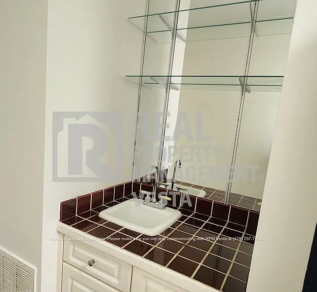 1038 Walnut St — Photo 8