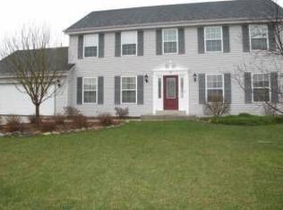 512 Eastern Trl, Mukwonago, WI 53149