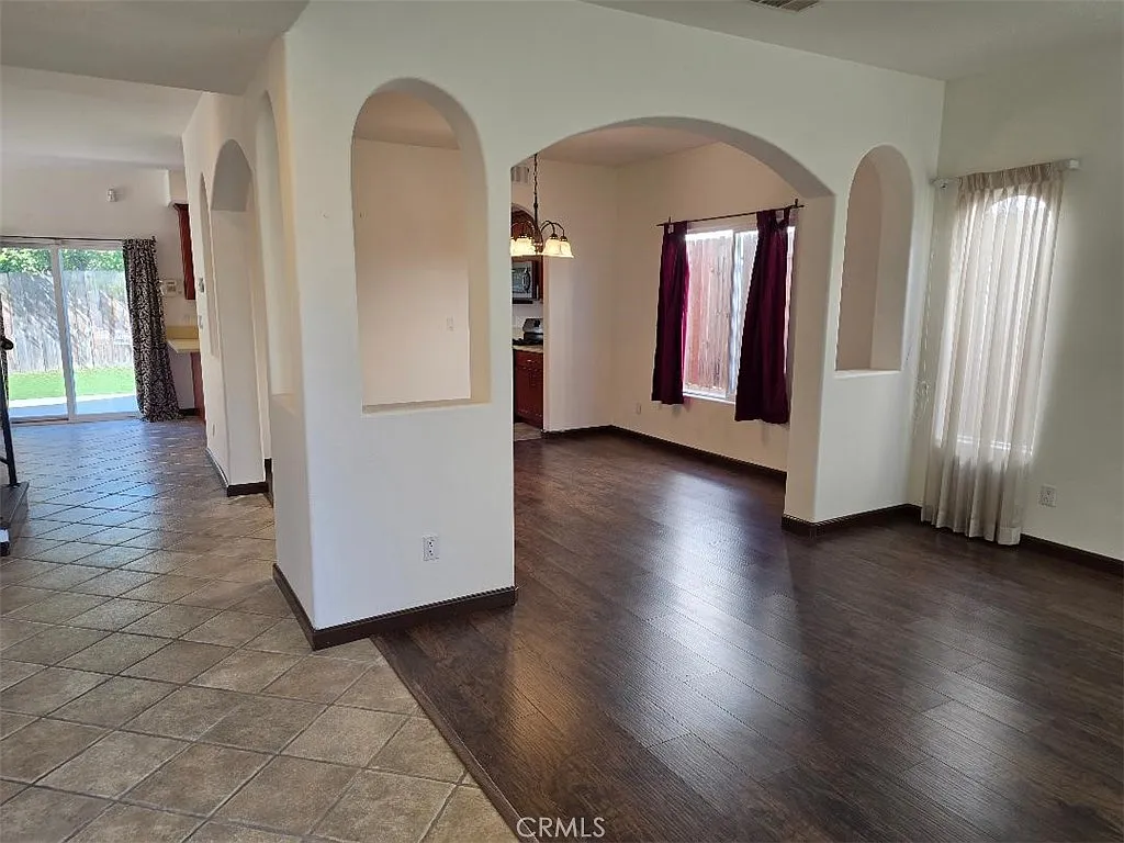 4 bed, 2525 sqft, $5,950 — Photo 2