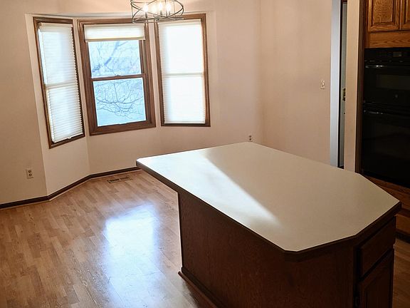 Island and breakfast nook