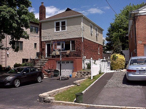 1st image of 190 Roundhill Dr