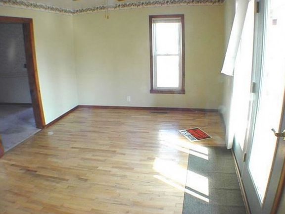 5th image of 505 W Collins St