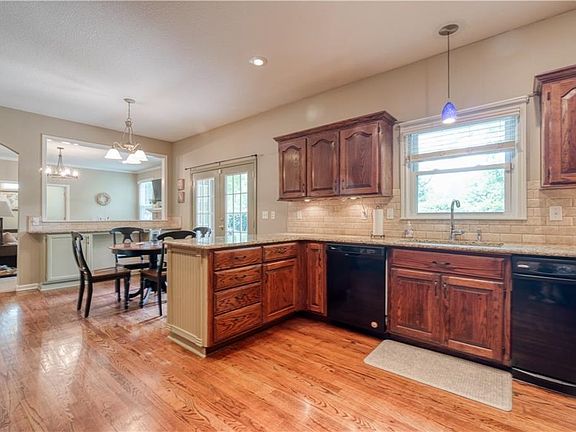 2nd image of 5800 Robinson Ln