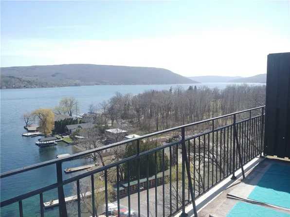 12 Cliffside Dr S, Canandaigua, NY 14424