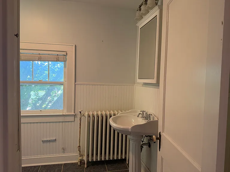 511 Court St S — Photo 23