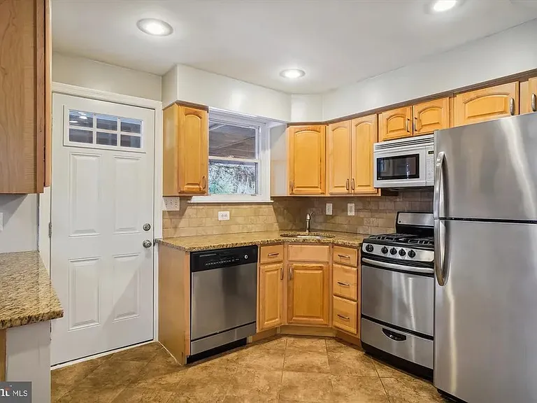 10215 Day Ave — Photo 3