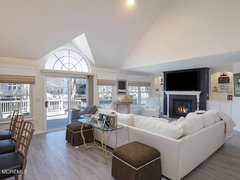 11 Peaksail Dr — Photo 8