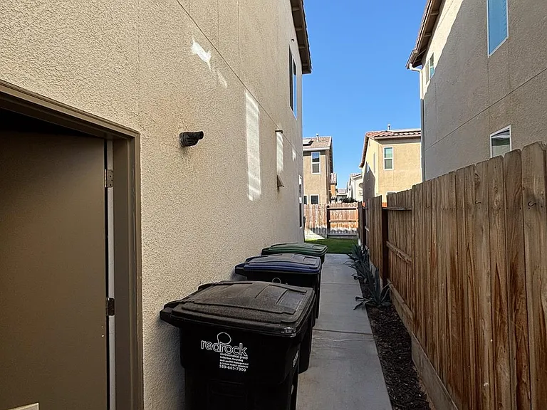 827 Fir St W — Photo 51