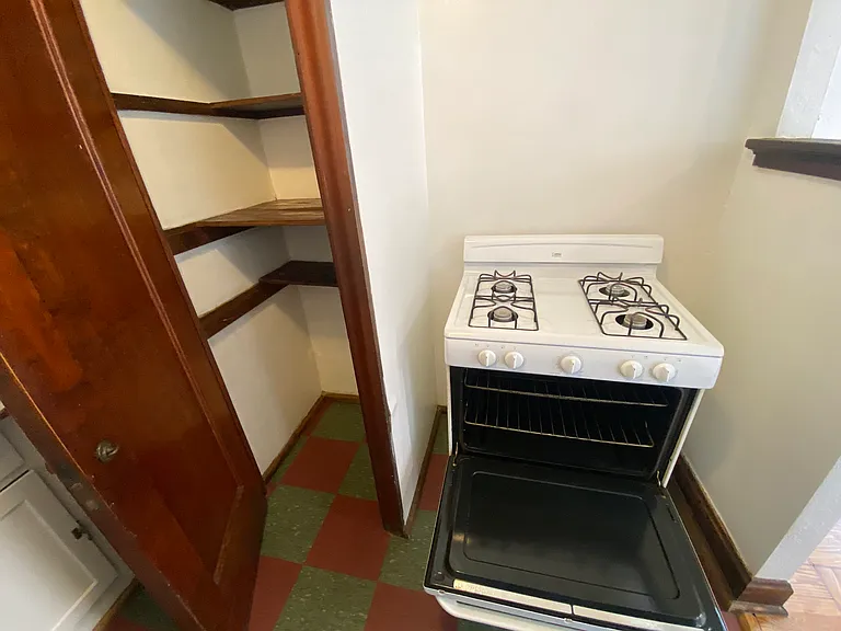 Large pantry. Clean range.
