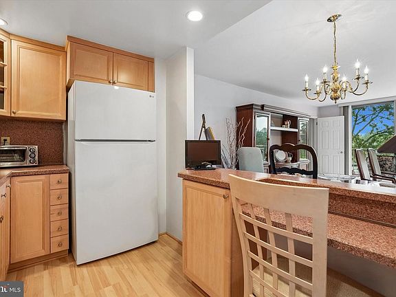 4th image of 309 Florence Ave #303