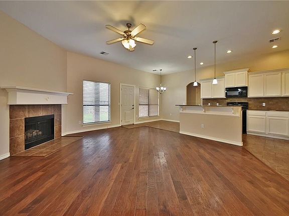 2nd image of 1716 Woody Ln