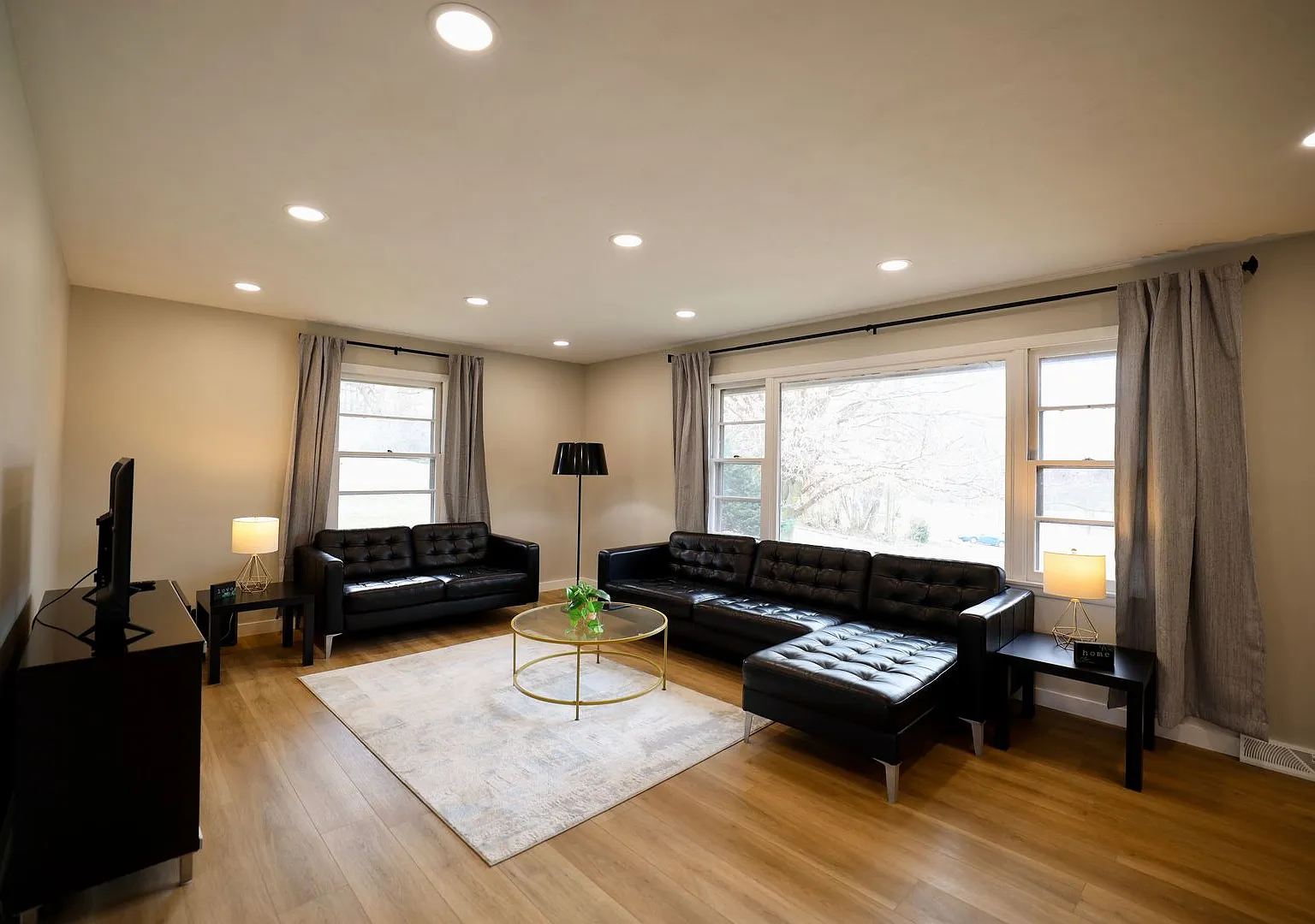 1534 N. Woodburn Ave — Photo 1