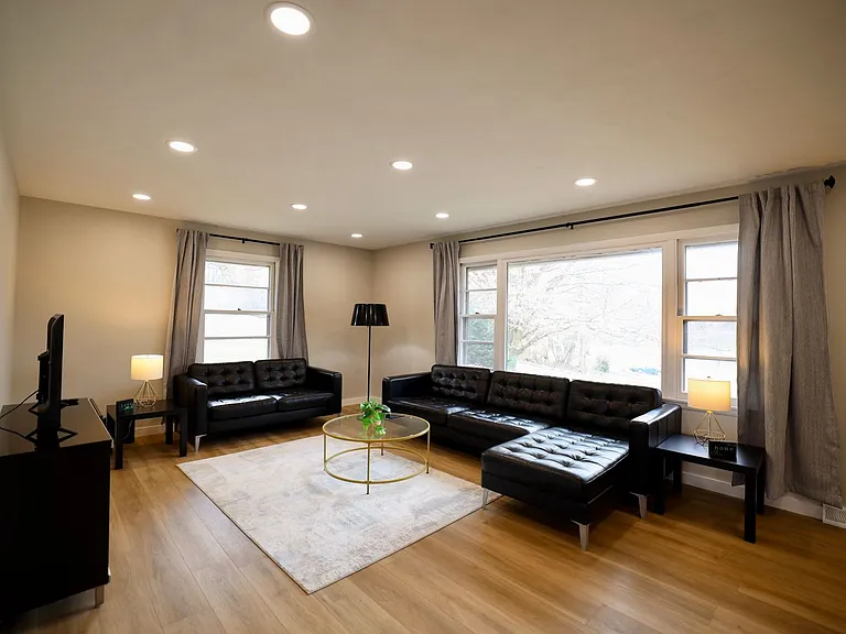 1534 N Woodburn Ave — Photo 1