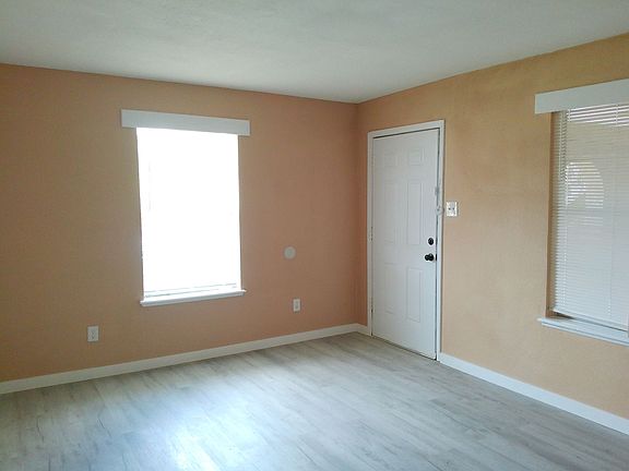 3rd image of 3617 Crestbrook Ct APT 01