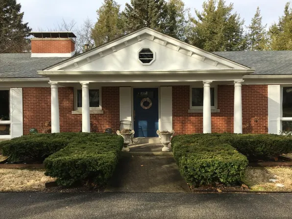1600 Illini Rd, Leland Grove, IL 62704