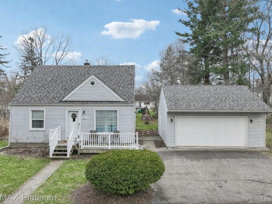521 W Crane St, Howell, MI 48843
