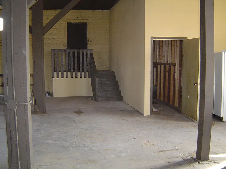 1303 W College St — Photo 12
