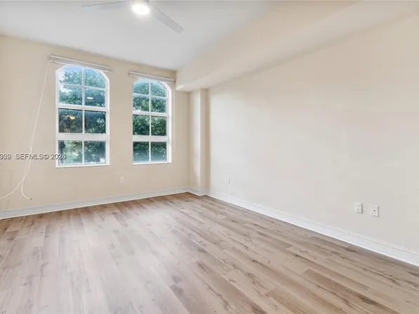 3001 NE 185th St APT 219, Aventura, FL 33180