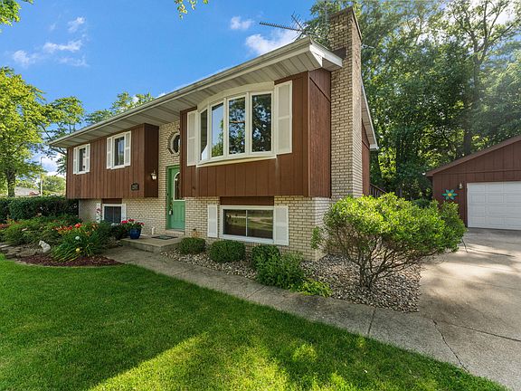2nd image of 2397 Niagara St