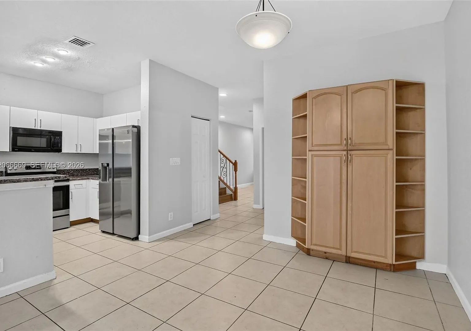 3 bed, 2.5 bath, 1906 sqft, $3,000 — Photo 2
