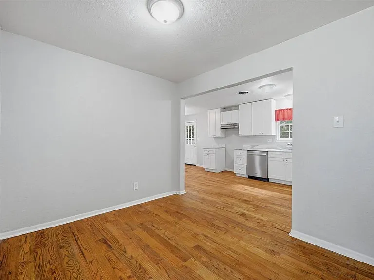 2521 N Hickory St — Photo 9
