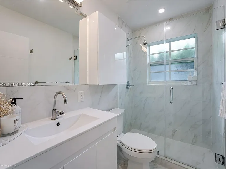 1556 Catalonia Ave — Photo 10