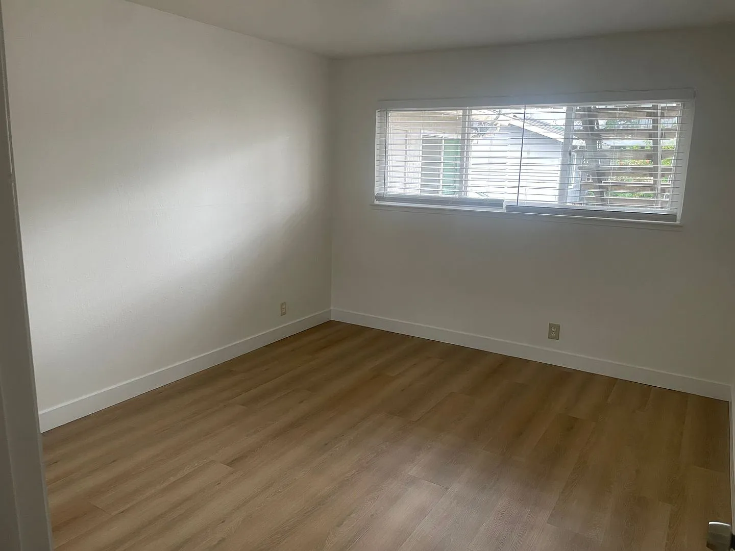 0536 - Hillsdale Ave. 845 — Photo 3