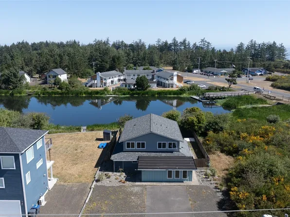 1042 Point Brown Avenue SE #A & B, Ocean Shores, WA 98569