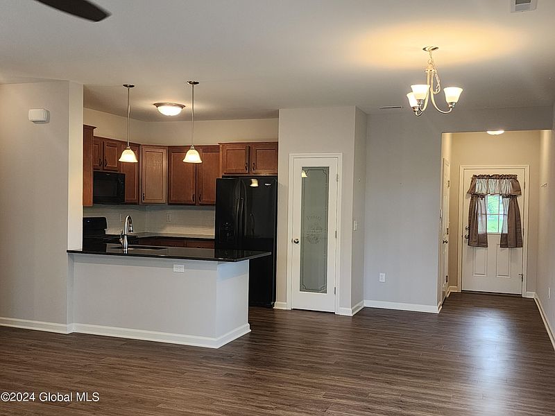 3rd image of 904 Grayson Place