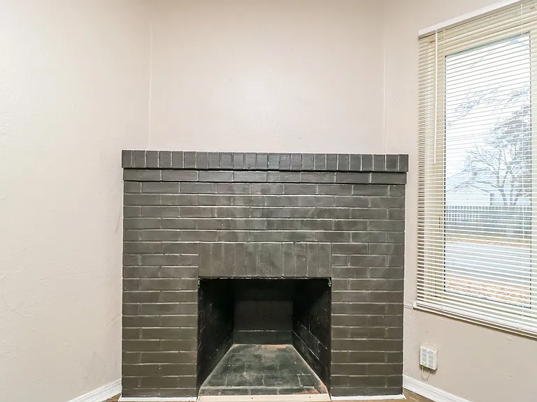 1049778_018_living_room_13388199.jpg