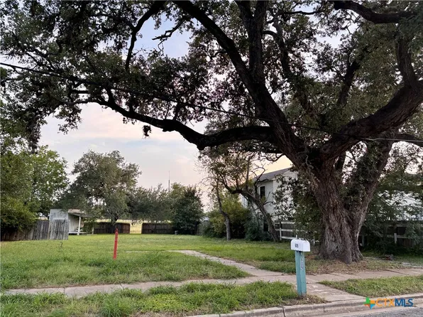 609 E Main St, Cuero, TX 77954