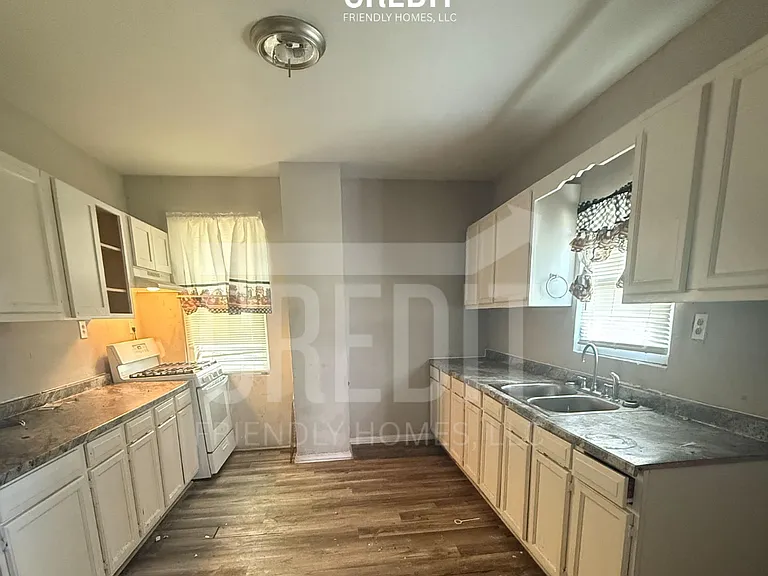 1315 Poindexter St — Photo 5