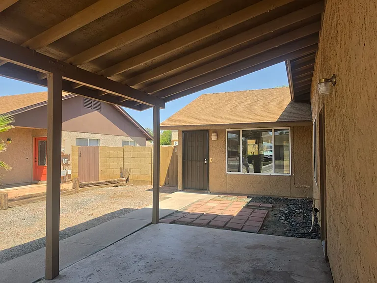 1506 E Palmdale Dr — Photo 2