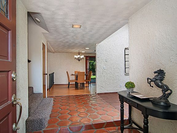 4th image of 913 Cypress Dr