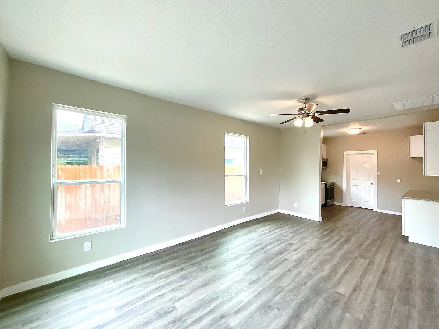 Move-In Ready! Spacious 3br/2ba Home With Fenced Yard & Easy Access To I-10/410 Accepts Section 8 — Photo 4