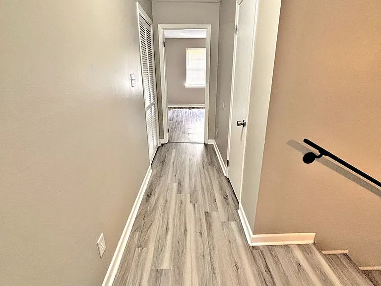 209 Cloverleaf Dr — Photo 16