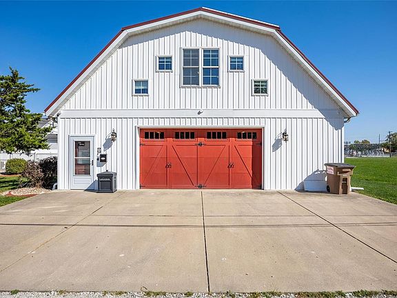 3rd image of 444 Hoxsey St