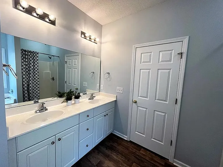 313 Castleburg Ln — Photo 16