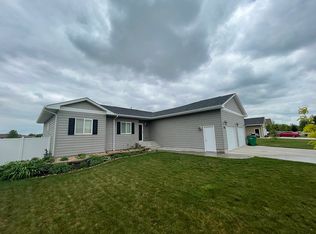 1512 Country Dr, Mitchell, SD 57301