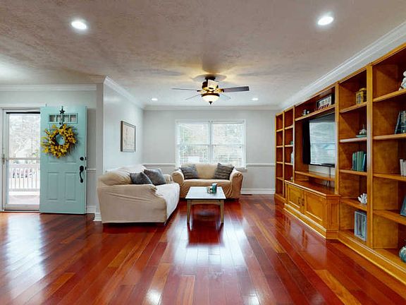 5th image of 901 Oak Dr