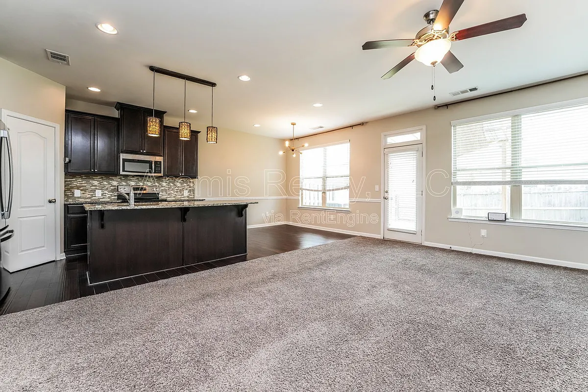 Building Photo - 7601 Summer Berry Ln #1