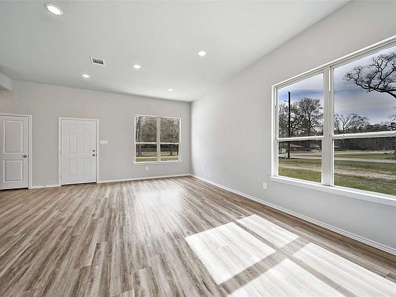 4th image of 22074 Heatherwood Dr