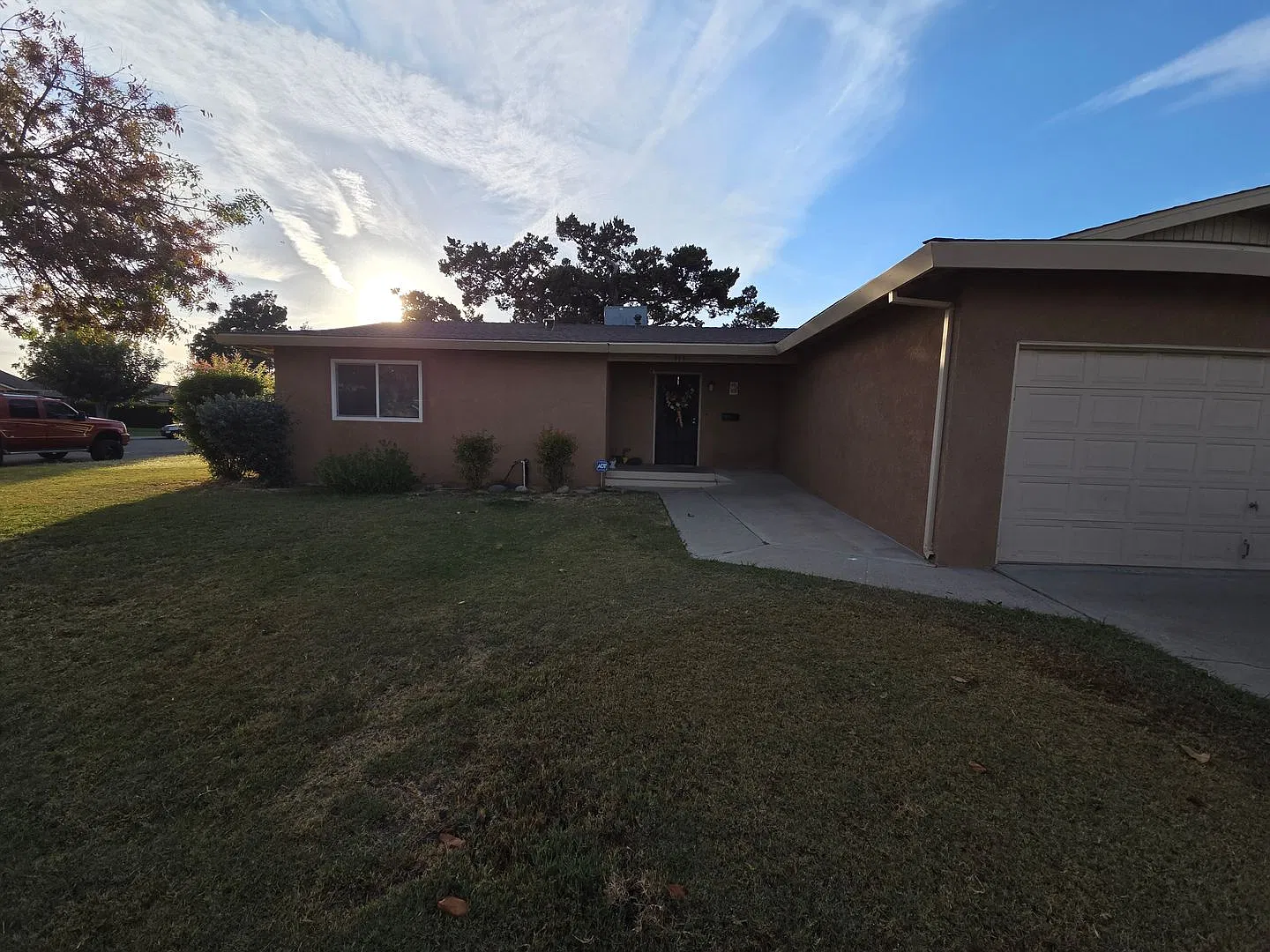 Timeless and effortless rental with lots of inviting space. — Photo 1