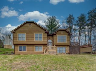 7977 Forest Creek Dr, Roanoke, VA 24018