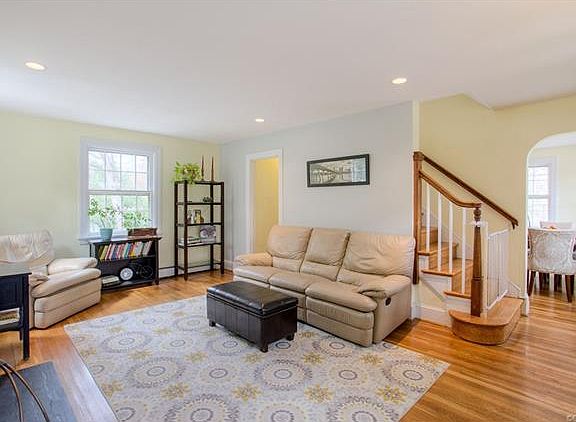 3rd image of 1900 Hillcrest Cir