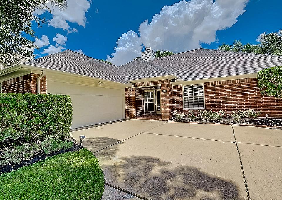 1st image of 2027 Garden Terrace Dr