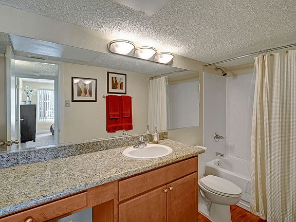 Acacia Park Apartments Bathroom