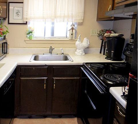 Kitchen-Refrigerator Stays!