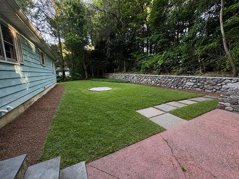 381 Colonial St — Photo 4